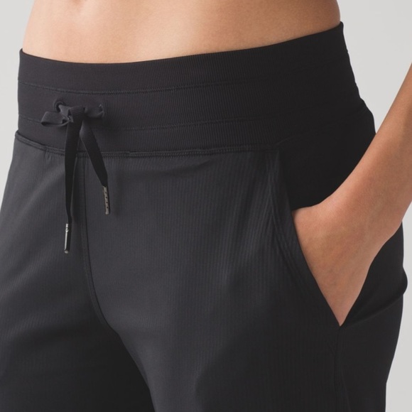 Lululemon Unlined Studio Crop Black - Picture 3 of 4